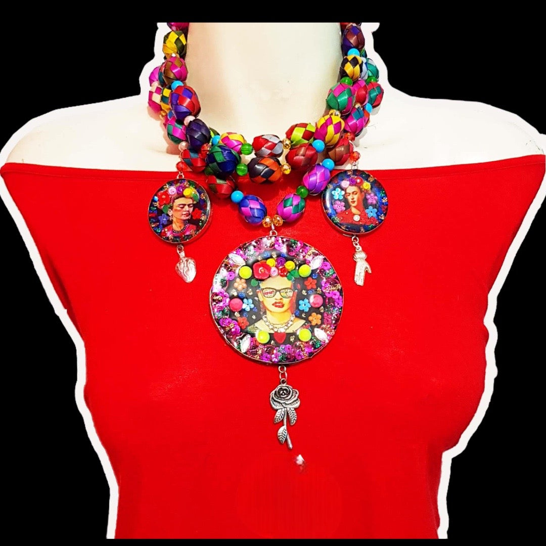 Medallions Choker necklaces with three circular charms of different sizes and hand painted with illustrations of Frida Kahlo. They are decorated with flowers of different colors with black background.