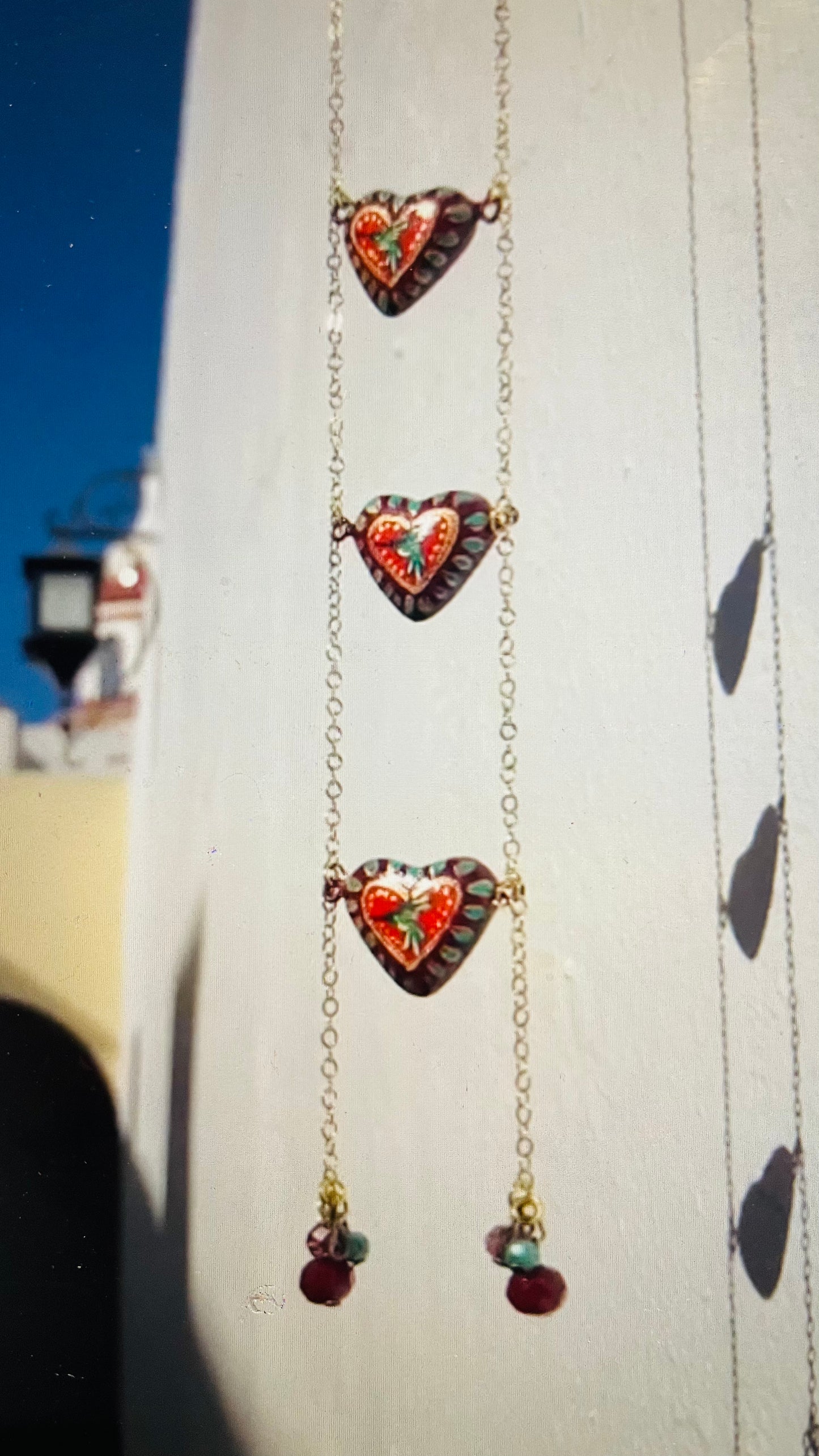 Triple heart-shaped necklace with hand-painted red and green colibri